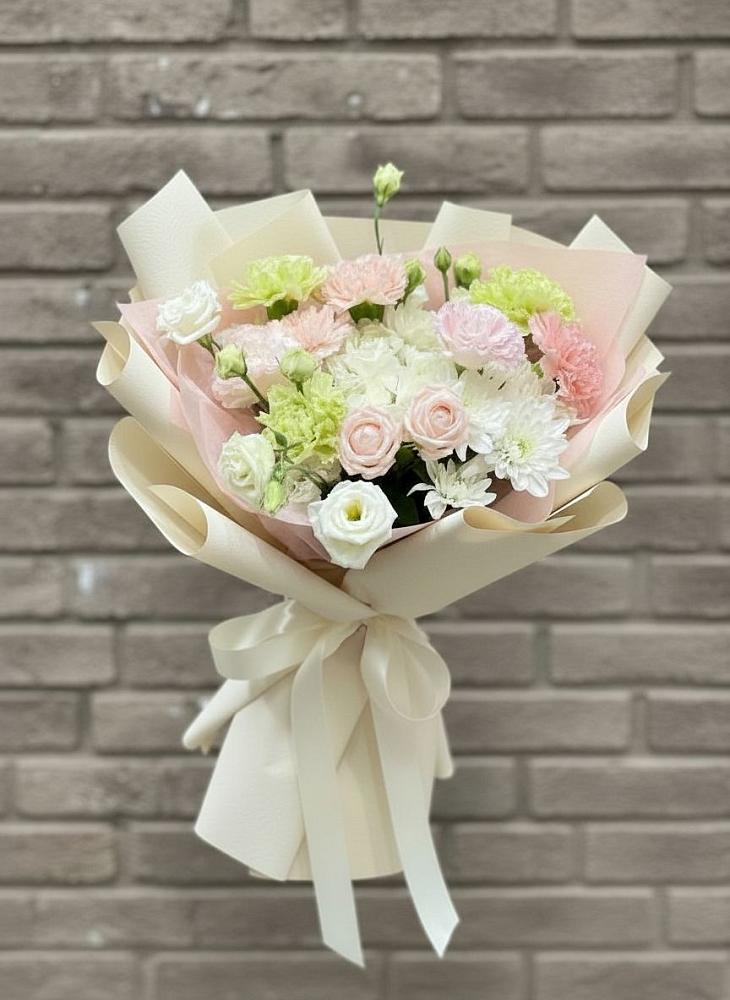 Букет Трепет мечты в Темнолесской Букет цветов из: Гвоздики, Розы, Лизиантусы и Хризантемы в Темнолесской