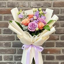 Букет цветов из:  Лизиантусы и Розы в Темнолесской