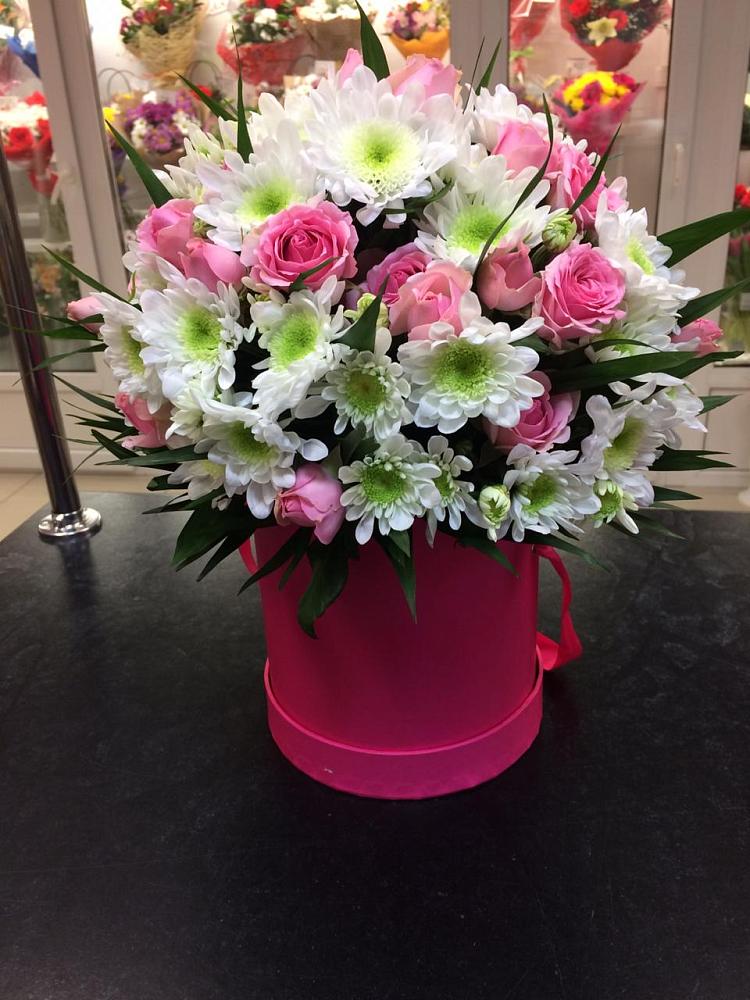 Цветочная композиция из Розы и Хризантемы в шляпной коробке в Темнолесской