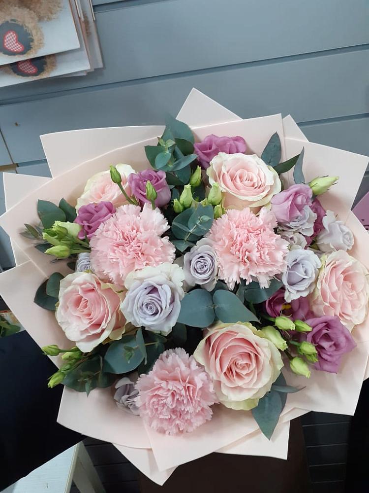 Букет обаятельный в Темнолесской Букет цветов из: Розы, Гвоздики и Лизиантусы в Темнолесской